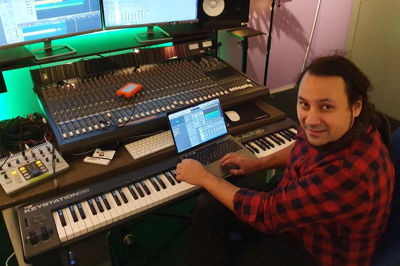 Musikkprodusent og lydtekniker Eirik Aune Hansen jobber ved Ungdommens hus i Alta. 